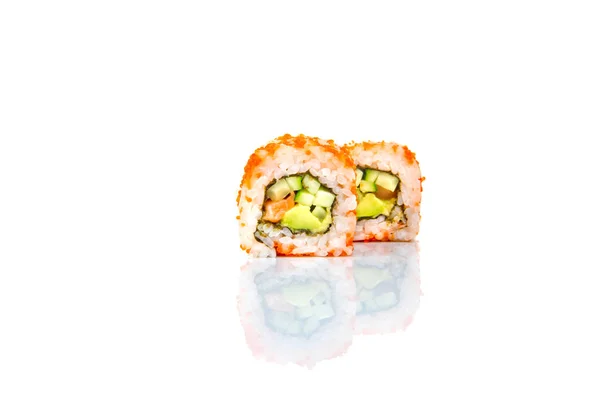 Rotolo di sushi isolato su sfondo bianco con riflesso . — Foto Stock