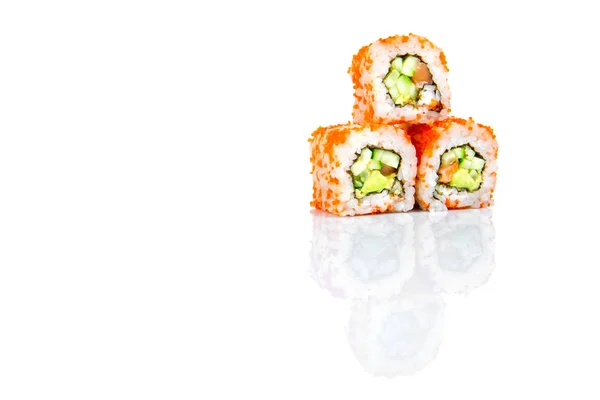 Rouleau de sushi isolé sur fond blanc avec réflexion . — Photo
