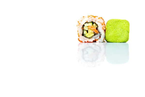 Rouleau de sushi et vasabi isolés sur fond blanc avec réflexion . — Photo