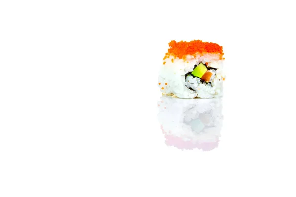 Sushi roll isolado em fundo branco com reflexão . — Fotografia de Stock