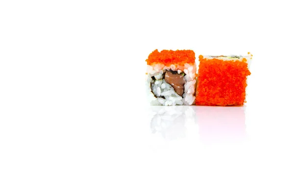 Rollo de sushi aislado sobre fondo blanco con reflejo . —  Fotos de Stock