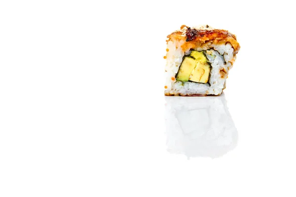 Rouleau de sushi isolé sur fond blanc avec réflexion . — Photo