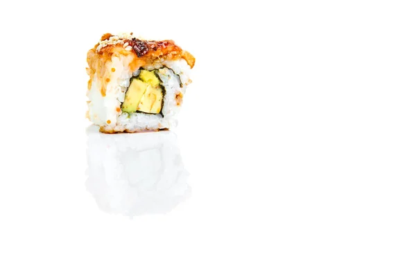 Rollo de sushi aislado sobre fondo blanco con reflejo . —  Fotos de Stock
