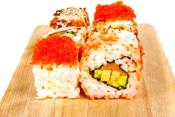 Set de sushi rollo sobre tabla de madera aislado sobre fondo blanco con reflejo . —  Fotos de Stock