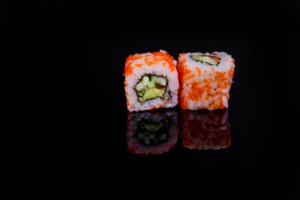 Rollo de sushi aislado sobre fondo negro con reflejo. —  Fotos de Stock