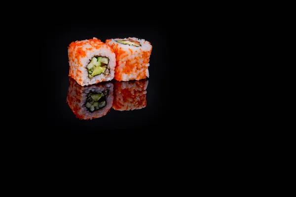 Rouleau de sushi isolé sur fond noir avec réflexion. — Photo