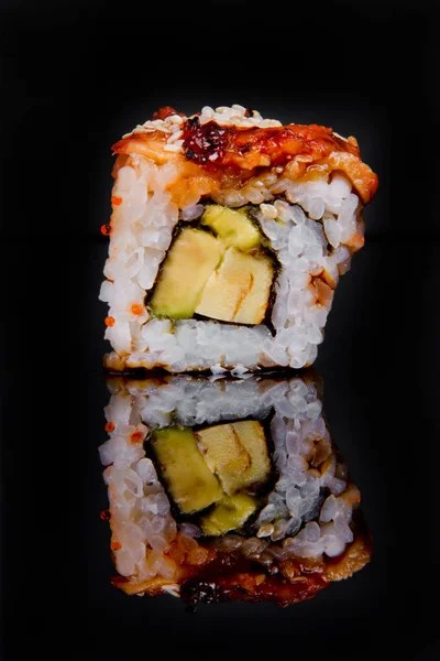 Rollo de sushi aislado sobre fondo negro con reflejo. —  Fotos de Stock