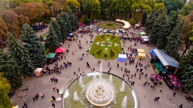 Vinnytsia Ukrayna - 07 Ekim 2017: Vinnytsia gıda haftasonu central Park'ta. Havadan görünümü.