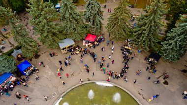 Vinnytsia Ukrayna - 07 Ekim 2017: Vinnytsia gıda haftasonu central Park'ta. Havadan görünümü.