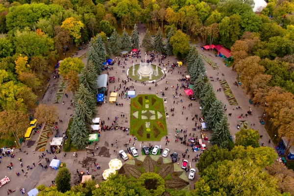 Vinnytsia Ukrayna - 07 Ekim 2017: Vinnytsia gıda haftasonu central Park'ta. Havadan görünümü.