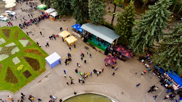 Vinnytsia Ukrayna - 07 Ekim 2017: Vinnytsia gıda haftasonu central Park'ta. Havadan görünümü.