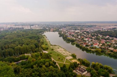 Arial görünümünü bir park, bir şehir ve bir göl güzel bir manzara.