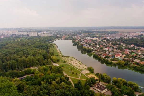 Arial görünümünü bir park, bir şehir ve bir göl güzel bir manzara. — Stok fotoğraf