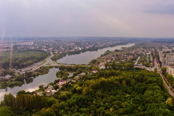 Veduta ariale di un bellissimo paesaggio di un parco, una città e un lago . — Foto Stock