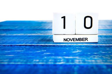 10 Kasım. 10 Kasım görüntüsünü takvim mavi zemin üzerine. Gaziler günü. Metin için boş yer.