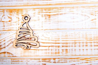 Beyaz ahşap zemin üzerinde ahşap Noel ağacı. Kış zamanı. Metin için boş yer.