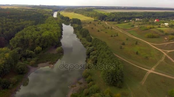 Luchtfoto van een prachtig landschap van bos, rivier en wolken. — Stockvideo