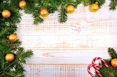 Beyaz ahşap zemin üzerinde Noel köknar ağacı.