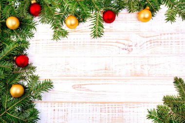 Beyaz ahşap zemin üzerinde Noel köknar ağacı.