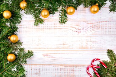 Beyaz ahşap zemin üzerinde Noel köknar ağacı.