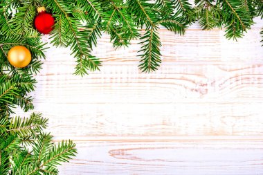 Beyaz ahşap zemin üzerinde Noel köknar ağacı.