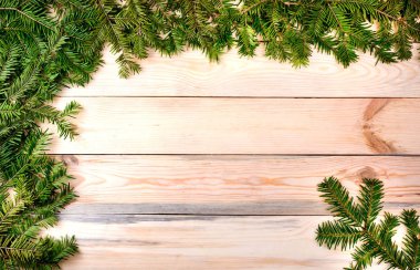 Yılbaşı çam ağacı ahşap zemin üzerinde.