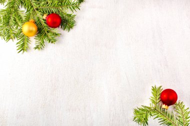 Beyaz arkaplanda Noel ağacı.