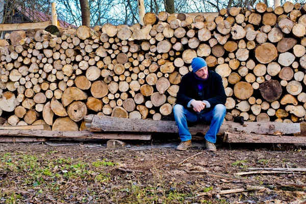 Homme Est Bûcheron Assis Près Tas Bois Chauffage — Photo