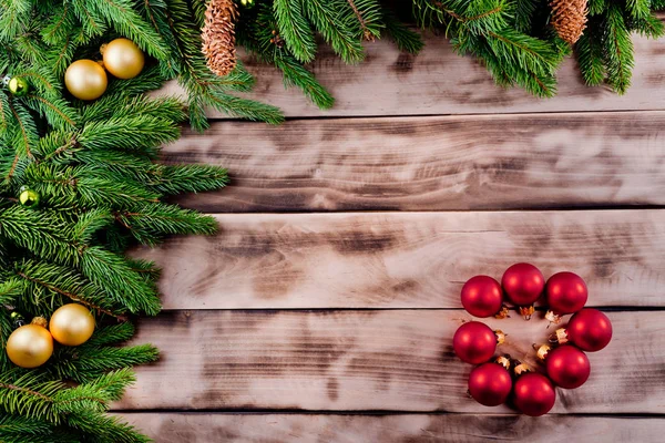 Noel köknar ağacı doğal rustik ahşap arka plan üzerinde.