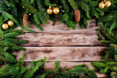 Noel köknar ağacı çerçeve doğal ahşap zemin üzerine.