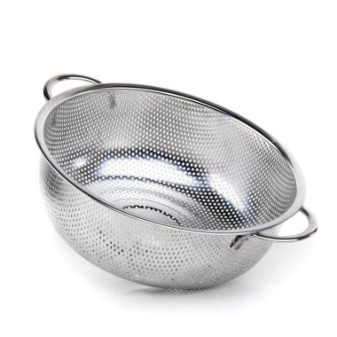 Orta metal kevgir beyaz izole zemin üzerinde. Mutfak aksesuarları.