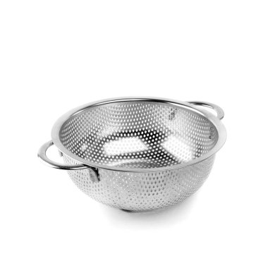 Küçük bir metal kevgir üzerinde beyaz bir arka plan izole. Mutfak aksesuarları.