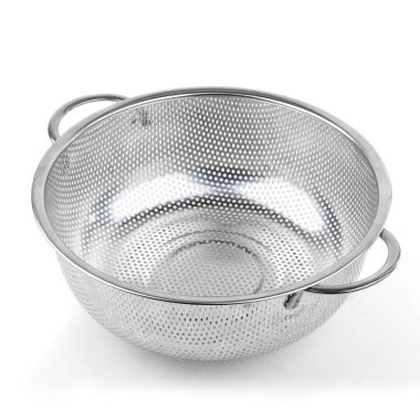 Orta metal kevgir beyaz izole zemin üzerinde. Mutfak aksesuarları.