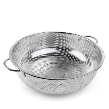 Bir büyük metal kevgir beyaz izole zemin üzerinde. Mutfak aksesuarları.