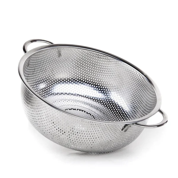 Orta metal kevgir beyaz izole zemin üzerinde. Mutfak aksesuarları.