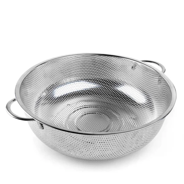 Bir büyük metal kevgir beyaz izole zemin üzerinde. Mutfak aksesuarları.