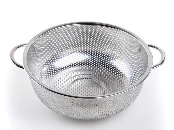Orta metal kevgir beyaz izole zemin üzerinde. Mutfak aksesuarları.