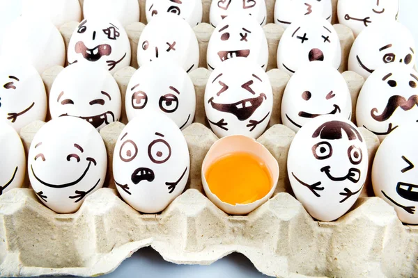 Huevos Con Caras Dibujadas Dibujos Animados Huevo Roto Bandeja Postal — Foto de Stock