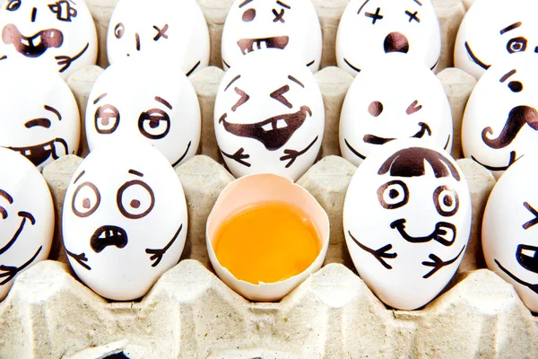 Huevos Con Caras Dibujadas Dibujos Animados Huevo Roto Bandeja — Foto de Stock