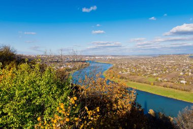 Sonbahar manzara - nehir, gökyüzü bulutlu, alanları.