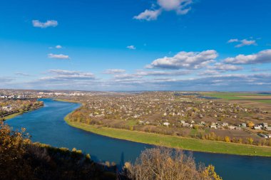 Sonbahar manzara - nehir, gökyüzü bulutlu, alanları.