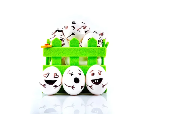 Huevos Divertidos Pascua Con Diferentes Caras Divertidas Canasta Verde Sobre — Foto de Stock
