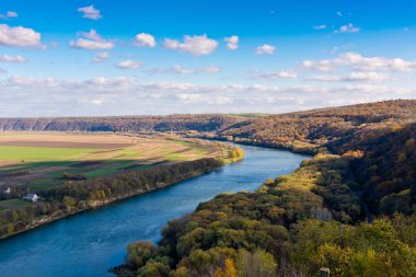 Sonbahar manzara - nehir, gökyüzü bulutlu, alanları.
