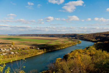 Sonbahar manzara - nehir, gökyüzü bulutlu, alanları.