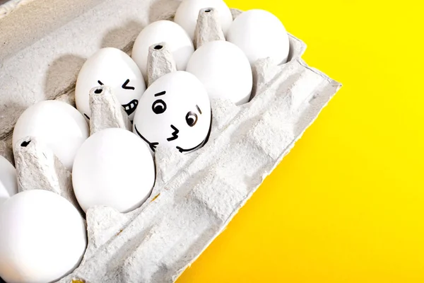 Huevos Pascua Con Caras Dibujos Animados Dibujados Bandeja Sobre Fondo — Foto de Stock