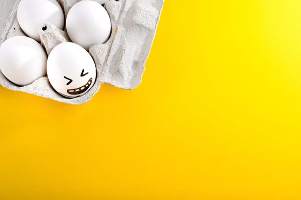 Huevos Pascua Con Caras Dibujos Animados Dibujados Bandeja Sobre Fondo — Foto de Stock