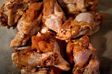 Parşömen - kanatlarında çiğ tavuk Marine hazır yemek pişirmek için.