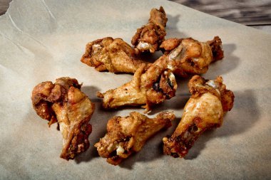 Barbekü tavuk kanadı parşömen kağıt üzerinde.