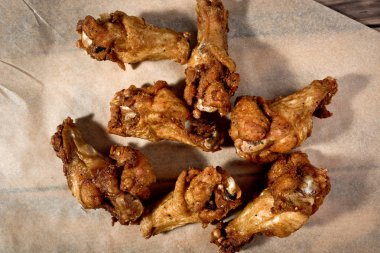 Barbekü tavuk kanadı parşömen kağıt üzerinde.