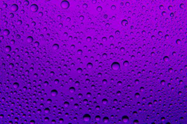 Mor su cam üzerine bırakır. Arka plan.